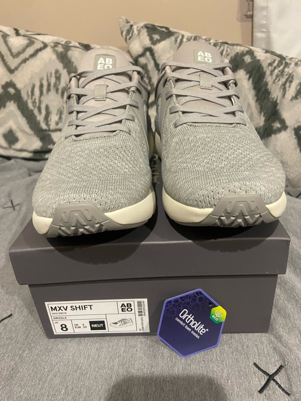 Abeo MXV Shift Knit Sneakers in Light Gray and Cream